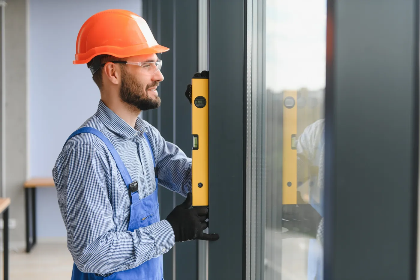 Contrôle de l'alignement d'une porte métallique avant pose d'une serrure de sûreté